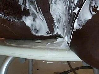 黑熟女近距离刮逼玩具湿高潮