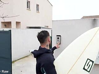 charline, la seductora, ¿por qué cedes ante tu vecino surfista en esta ducha al aire libre con mamada y vaquera?