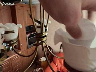 брюнетка съседка смуче голям хуй