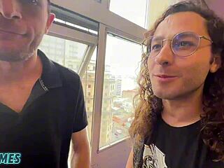 Meus amigos foram la em casa e fizeram uma dp na minha av� o veia safada