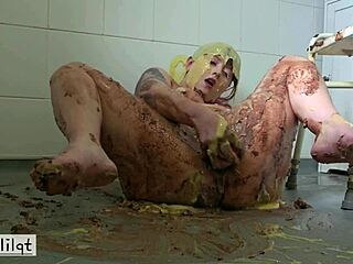oh man, i just squashed this cake with my ass... then fucked myself with a dildo, it was so dirty and kinky!!