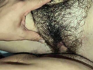 Xxx desi mi hermanastra me muestra su cu�o cuando vemos tv.