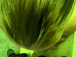 搞笑首次黄金雨尝试，这个BBW人妻能吃得消吗？