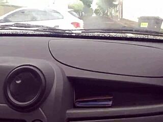 Estou fazendo uber e a mulher do meu vizinho pagou um boquete delicioso no carro pra mim