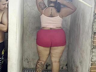 Madrastra Fucks Lover in Shower Bareback