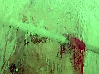 Redo för ångande dusch med dominant mamma?