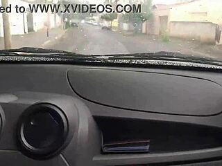 Estou fazendo uber e a mulher do meu vizinho pagou um boquete delicioso no carro pra mim