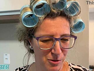 Meus amigos foram la em casa e fizeram uma dp na minha av� o veia safada