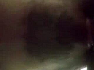 Mi esposa mama y cabalga con tetas naturales en acción amateur latina