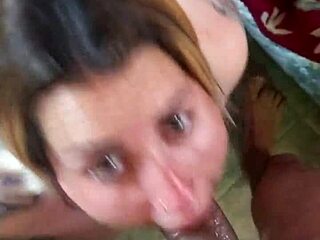 Bu sarışın sevgili neden yüzüne boşalma için bu kadar sert derin boğaz yapıyor?