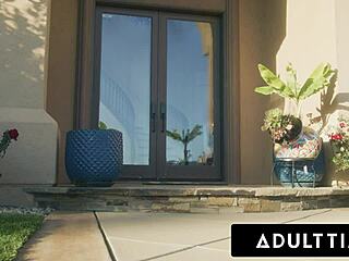 Big Titty Lexi Luna's Feet Worshiped And Raw Fucked By Nathan Bronson!