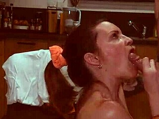 熟女厨房台上后入猛捅！