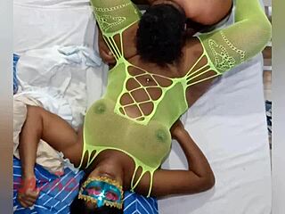 Puta gozando na minha boca