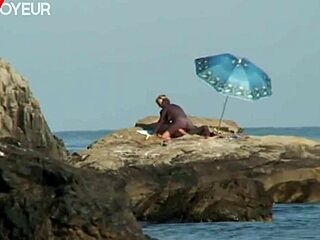 تصوير عارية على الشاطئ مع ميلف شقراء ينتهي بنيك قاسي تحت الشمس