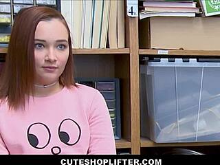 Cuki vörös hajú tinilopóznő April Reid megbaszva biztonsági őr által börtön elkerüléséért szopással és orgazmussal