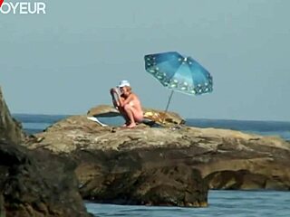 تصوير عارية على الشاطئ مع ميلف شقراء ينتهي بنيك قاسي تحت الشمس