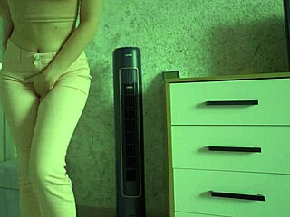 这妹子为什么这么想尿牛仔裤？