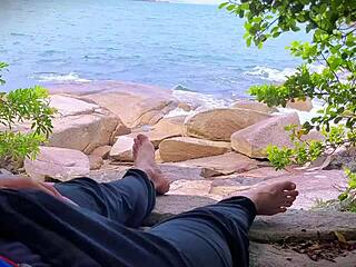 Hej, podívej se na překvapivý cumshot ruční v pěsti na pláži s venkovní masturbací