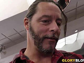 Petite Hannah Hays 18+ kiffe la grosse bite noire au gloryhole et l'avale profond