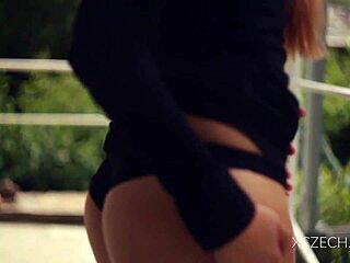 这赞爆18+妹为何总床上自摸挑逗