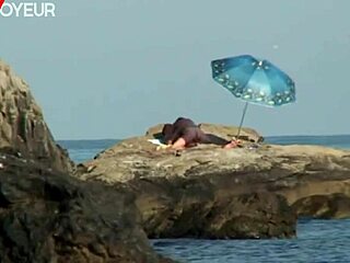 تصوير عارية على الشاطئ مع ميلف شقراء ينتهي بنيك قاسي تحت الشمس