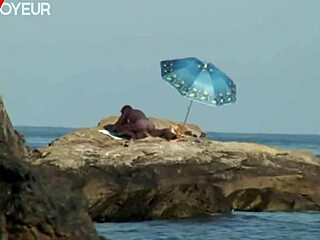 تصوير عارية على الشاطئ مع ميلف شقراء ينتهي بنيك قاسي تحت الشمس