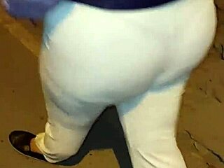 Hej kolla på trakasserier av mogen venezuelansk storrövad milf på Limas gator med röd thong del 2