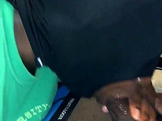 嘿，看Maskedwhore深喉巨黑屌全吞精超婊子