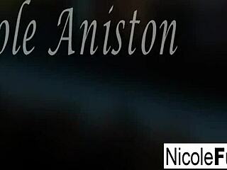 Nicole Aniston先拍火辣红发Tana Lea再干到喷潮