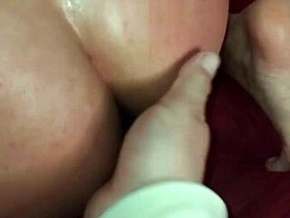 Seksi iri göt memeli putita mastürbasyonda sert şaplak yiyip emiyor