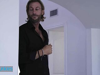 Realityjunkies - sneaky babysitter kisses boss to make ex jealous turning into sloppy fuck