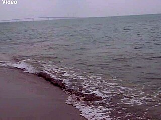 Líbí se ti moje mini 18+ bikiny co ukazují velký pysky kundy? svádí Hollis Ireland v HD solo