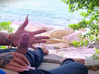 Hej, podívej se na překvapivý cumshot ruční v pěsti na pláži s venkovní masturbací