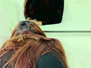 操老婆穿裙高跟蕾丝内裤