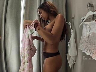 chica gets recorded in fitting room everyone sees her naked with ebony ass and tits exposed