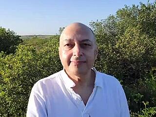 Δημόσιο γυμνό περπάτημα ντροπής με σκισμένα ρούχα ταπείνωση