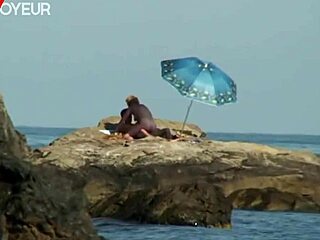 تصوير عارية على الشاطئ مع ميلف شقراء ينتهي بنيك قاسي تحت الشمس