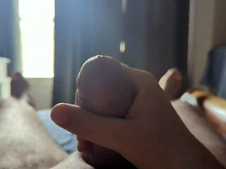 阳光洒卧室他撸大鸡巴自慰