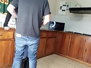 Быстрый кухонный трах стоя с милой бритой молодой женой 18+ 😏🍑