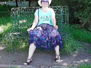 Szőrös érett nő kint átlátszó ruhában érzi magát kitépve és érzelmesen