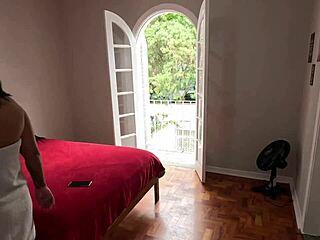 No parque correndo e escorrendo mel da bucetinha e melando tudo