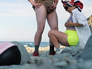 해변 낯선 남자 만난 후 야외에서 궁극 핸드잡 만족시켜줌!