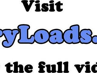 Hei, katso tää aito gloryhole-kaunotar imeä ventovieraan kyrpää lähikuvassa