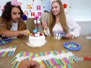 Hé, deze maagdelijke tiener 18+ heeft wilde lust voor stiefvader in taboe rollenspel