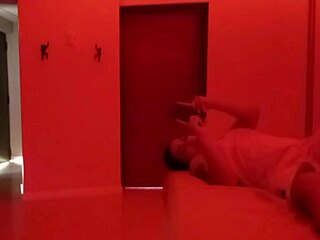 Preparada para striptease delicioso con la candente Michel en anal lamiendo culo y masturbación lésbica!