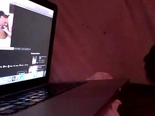 Richard Banks en sesión lesbiana caliente con pajas, masturbación y lamidas intensas de coño