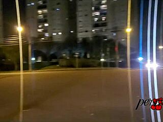 Moto boy persegue mulher que mostra seios no teto solar do carro