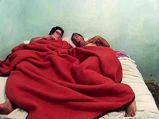 Llenando el culo de la gorda de cera y luego comiendole todo el coño en fetiche de velas.