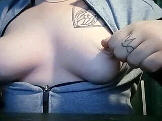 Ahh küçük doğal 18+ memelerime rahat masaj yapmayı seviyorum, çok zevkli