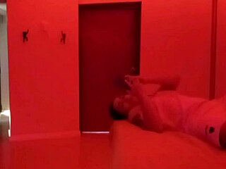 Preparada para striptease delicioso con la candente Michel en anal lamiendo culo y masturbación lésbica!